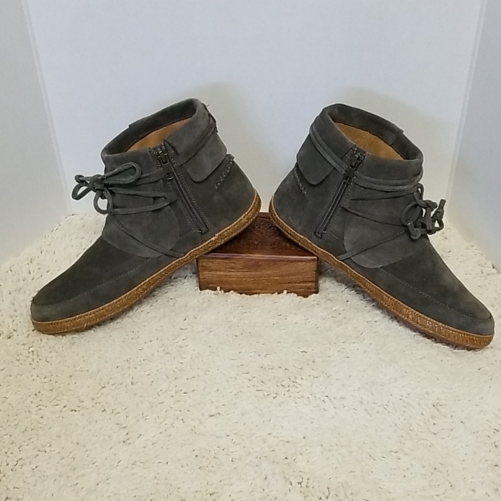 UGG Reid boots size 8.5